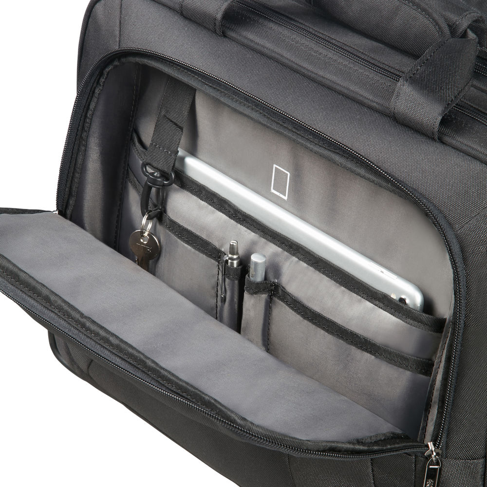 Offener schwarzer Aktenkoffer mit Tablet, Schlüsseln, Stiften. Graues Futter, mehrere Taschen. Reißverschluss, schwarzer Griff.