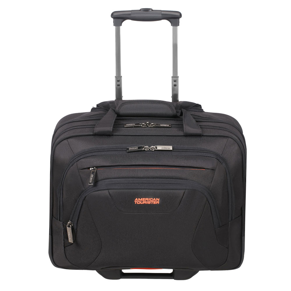 Schwarzer American Tourister Rollkoffer mit ausziehbarem Griff. Hat mehrere Reißverschlussfächer und den Markennamen in Orange.