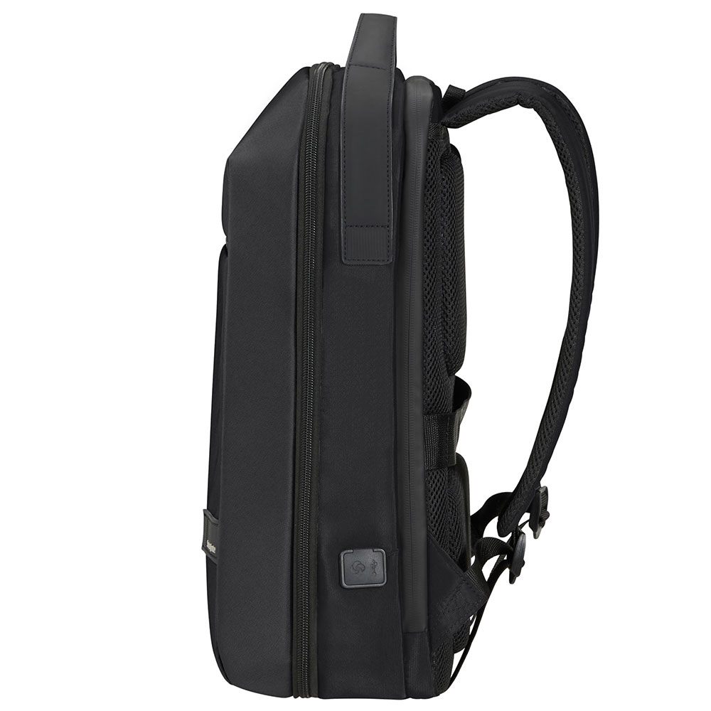 Vista lateral de una mochila negra. Tiene asa, correas acolchadas y múltiples compartimentos. El material parece duradero.