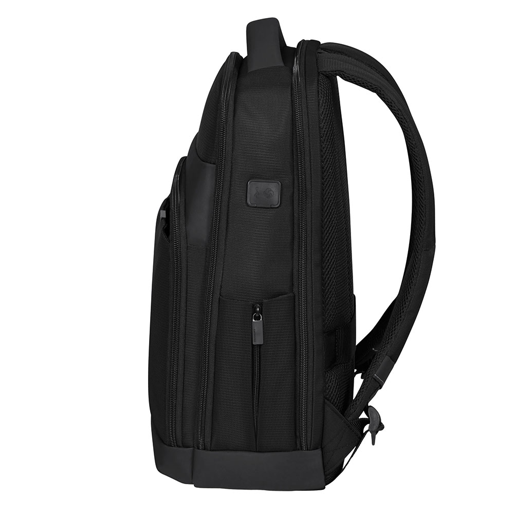 Schwarzer Rucksack auf weißem Hintergrund. Er hat mehrere Fächer, einen Griff und Schultergurte. Ein Logo ist sichtbar.