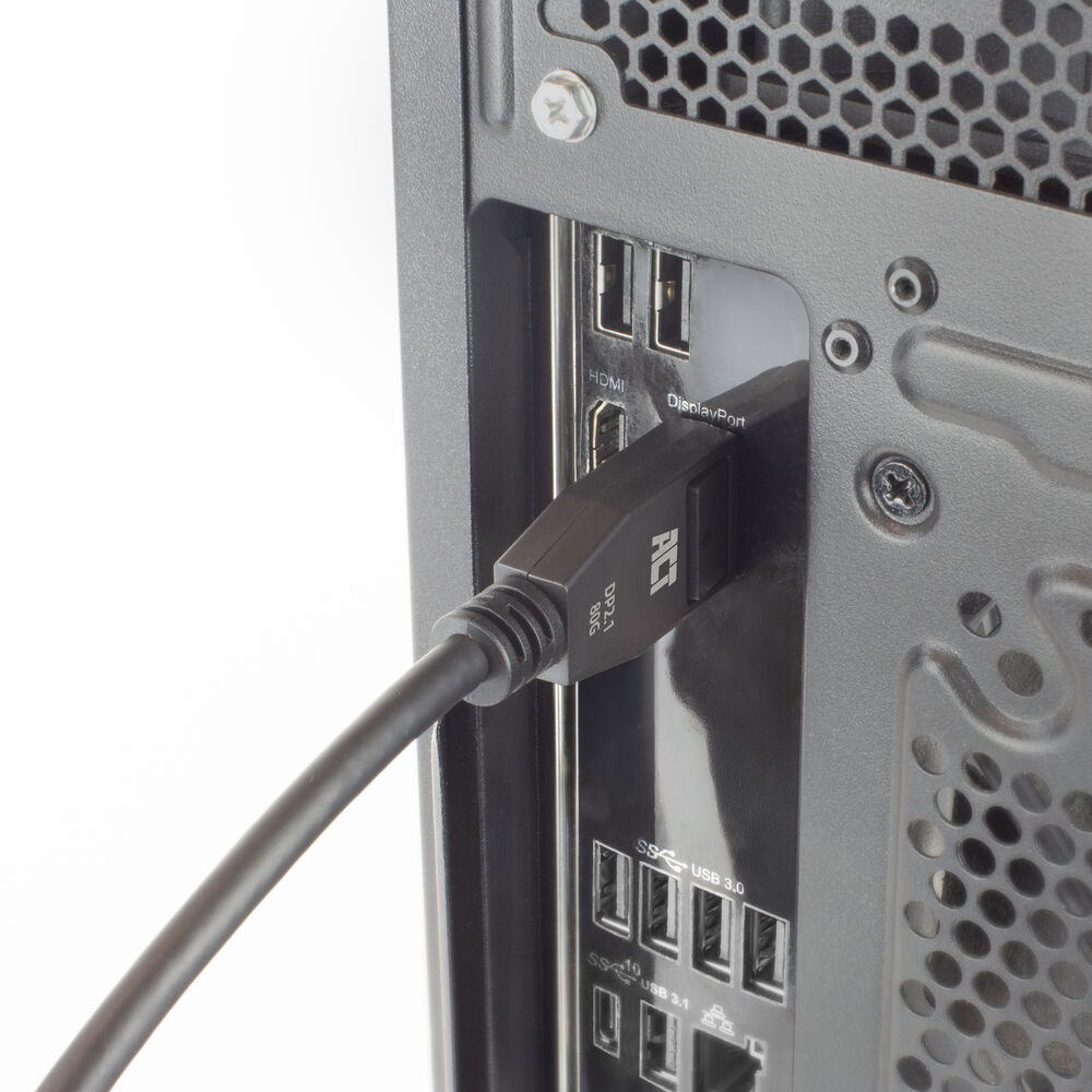 Ein schwarzes DisplayPort-Kabel ist in ein Computergehäuse eingesteckt. Das Gehäuse hat USB-Anschlüsse und Lüftungsschlitze.