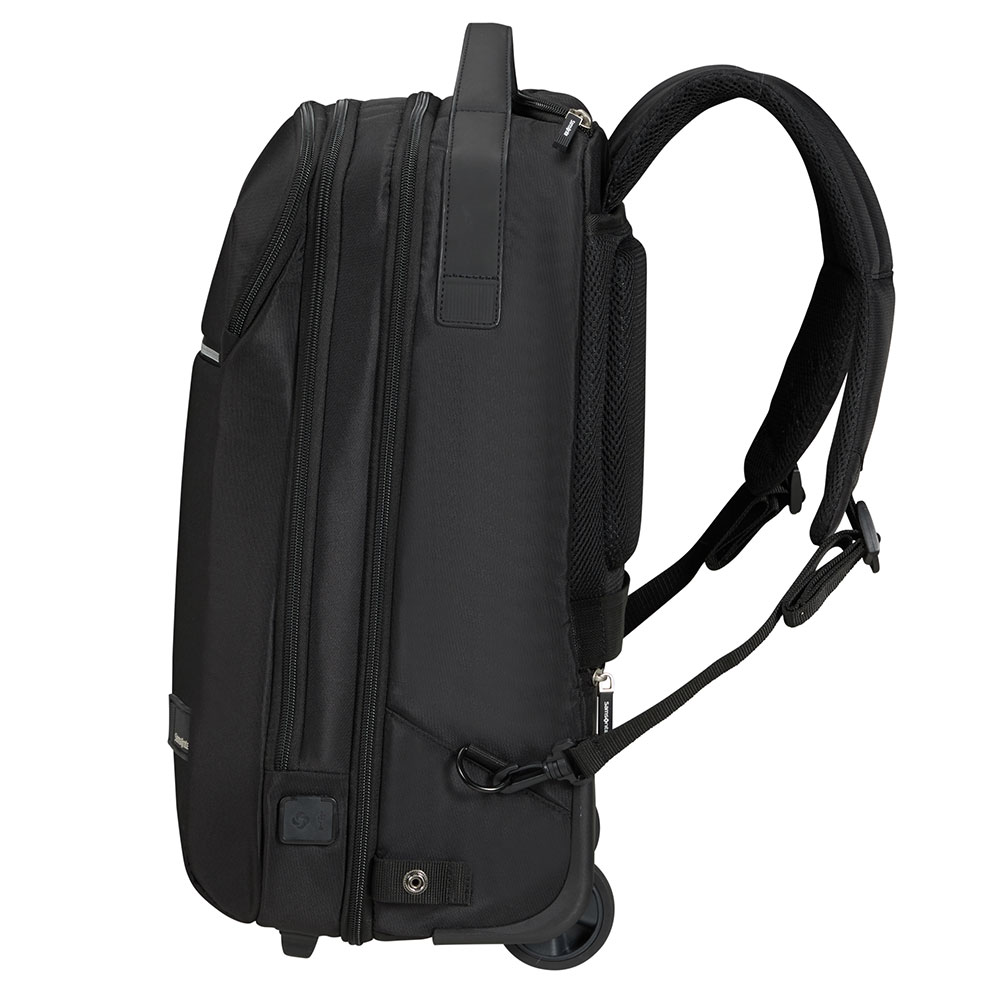 Ein schwarzer Rollrucksack mit Reißverschlüssen, einem Griff und Schultergurten. Er hat Räder und eine Seitentasche. Der Hintergrund ist weiß.