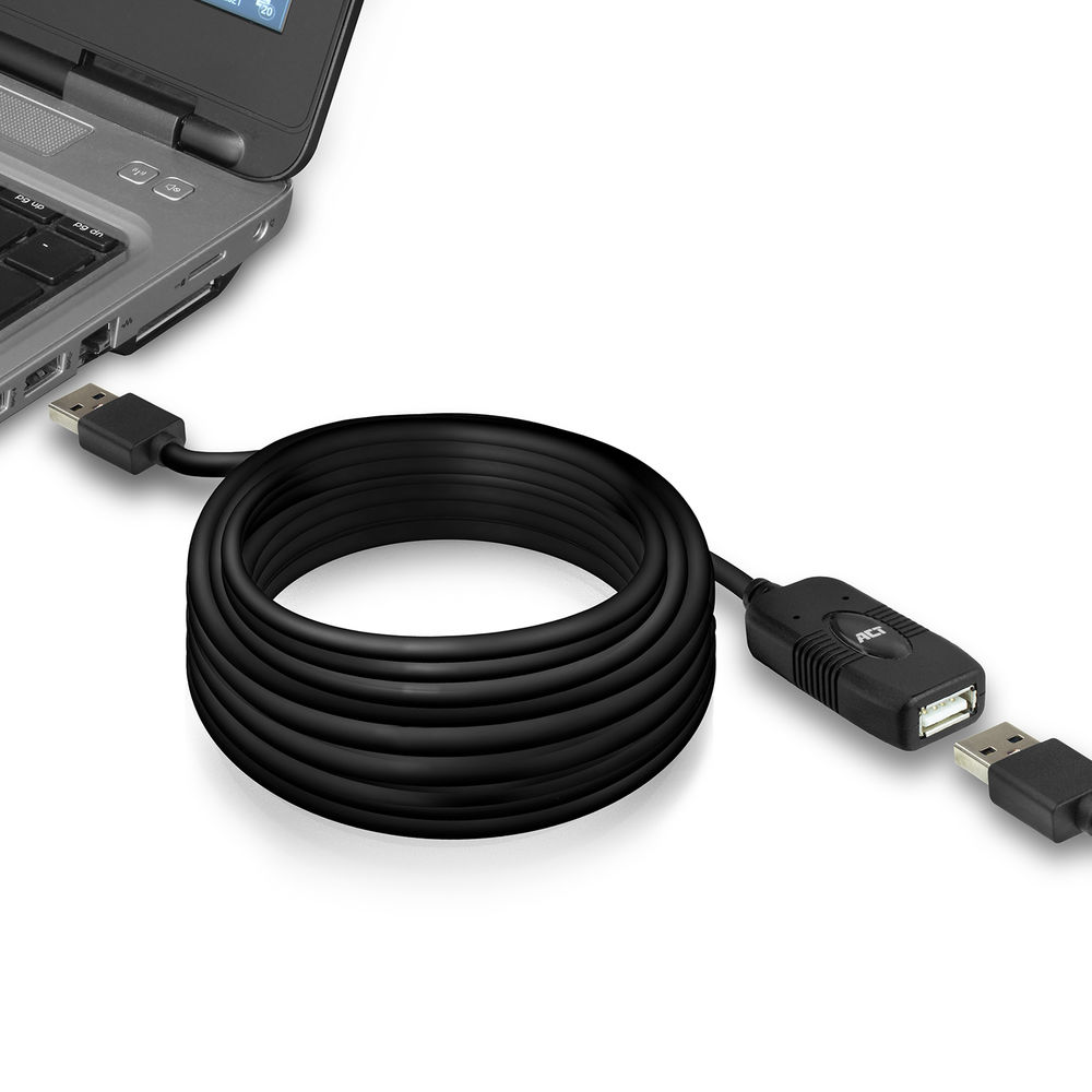 Een zwarte USB-kabel is aangesloten op een laptop. De kabel is in het midden opgerold, met een ander USB-uiteinde rechts losgekoppeld.