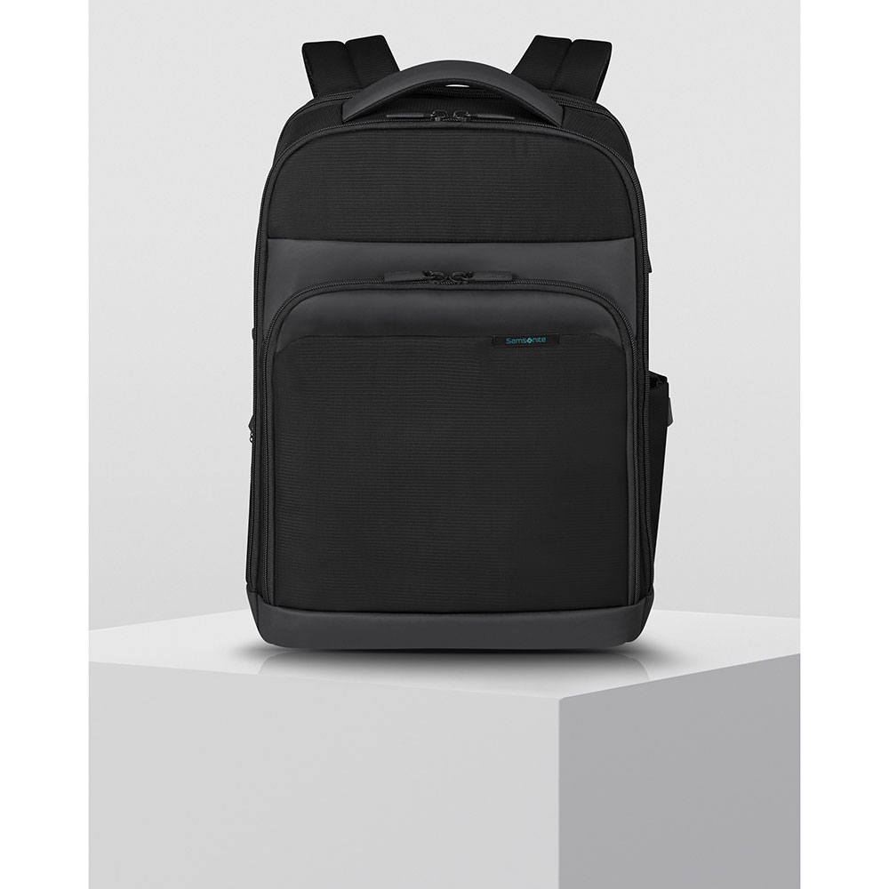 Ein schwarzer Samsonite-Rucksack steht auf einer weißen Oberfläche. Er hat mehrere Fächer, einen oberen Griff und Schultergurte. Der Hintergrund ist weiß.