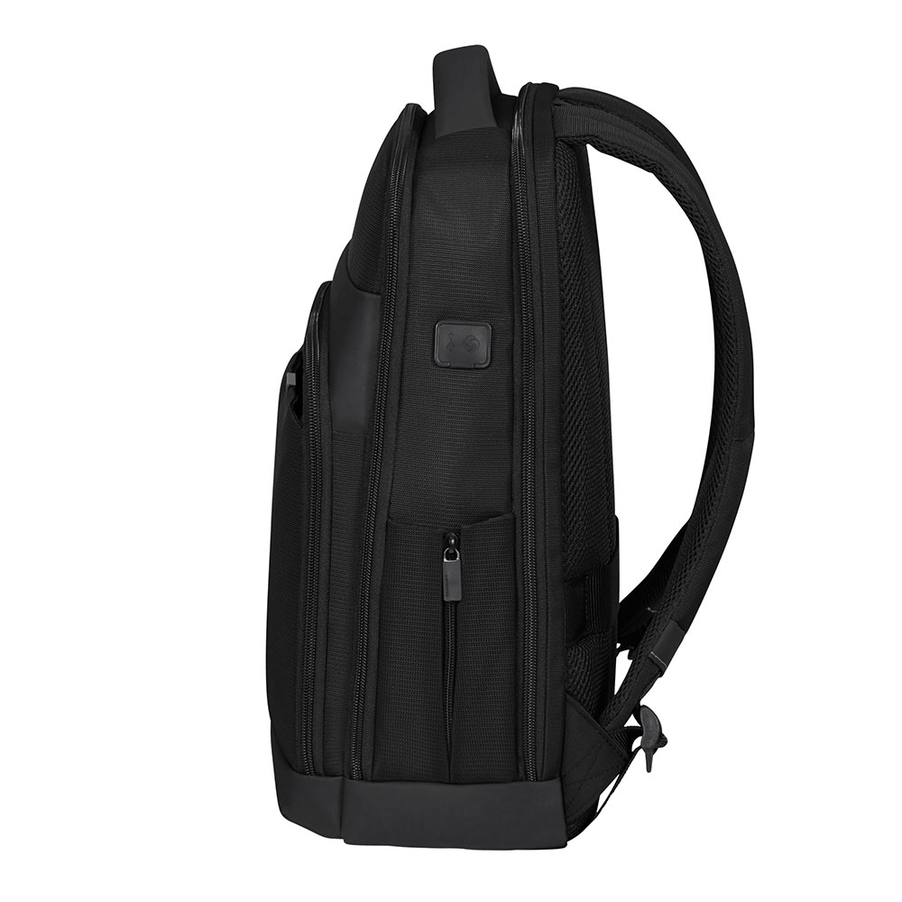 Seitenansicht eines schwarzen Rucksacks. Er hat eine gepolsterte Rückseite und Schultergurte. Reißverschlüsse und eine kleine Tasche sind sichtbar.