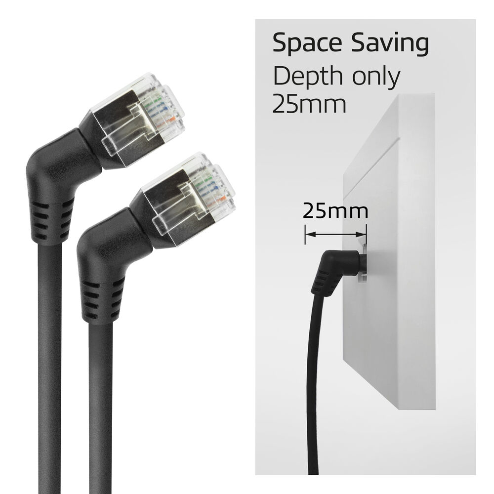 Dwa czarne kable sieciowe z kątowymi złączami. Jeden podłączony do białego gniazdka ściennego. Tekst: Oszczędność miejsca, głębokość tylko 25 mm.