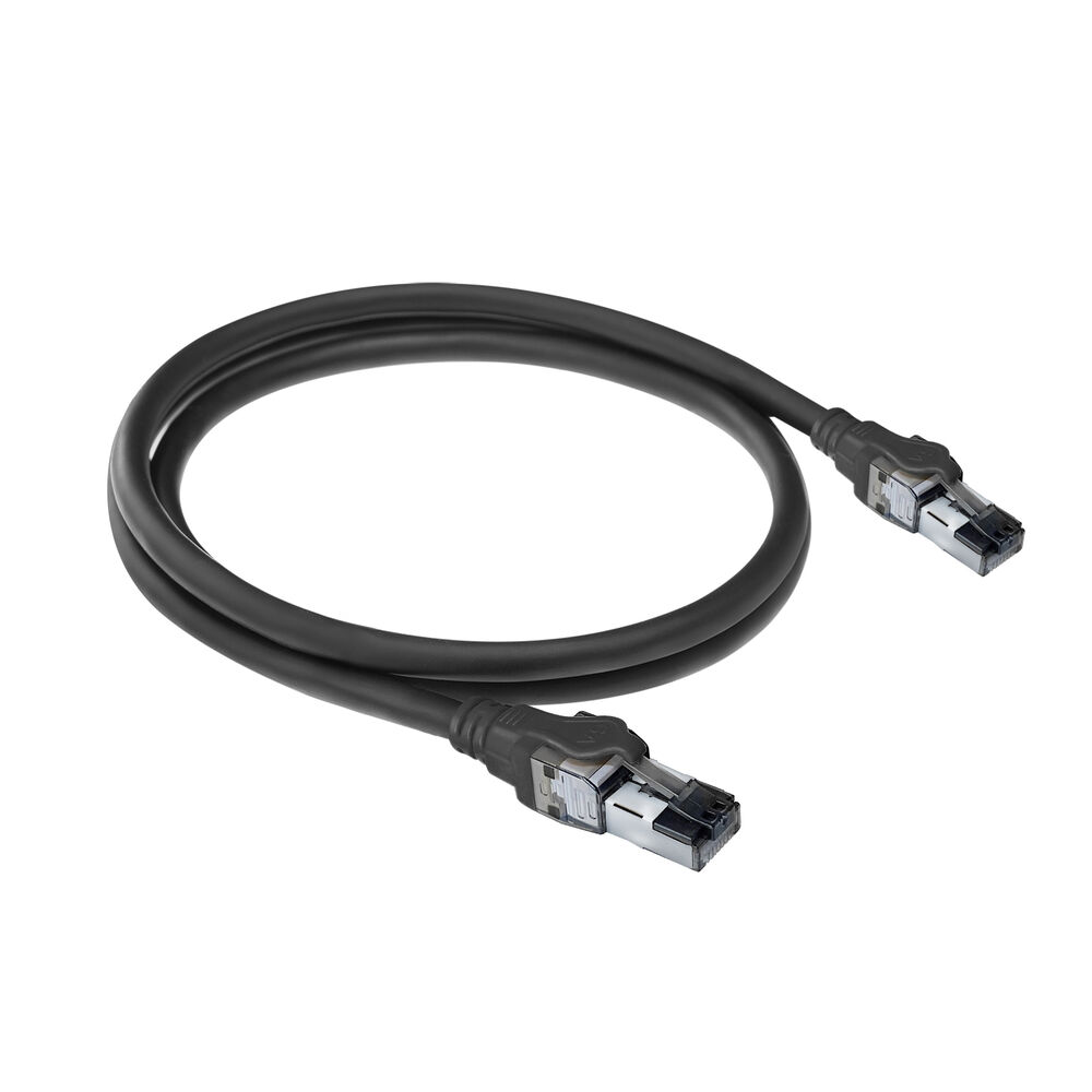 Een zwarte Ethernet-kabel met zilveren connectoren is opgerold op een witte achtergrond. De kabel is een netwerkkabel.
