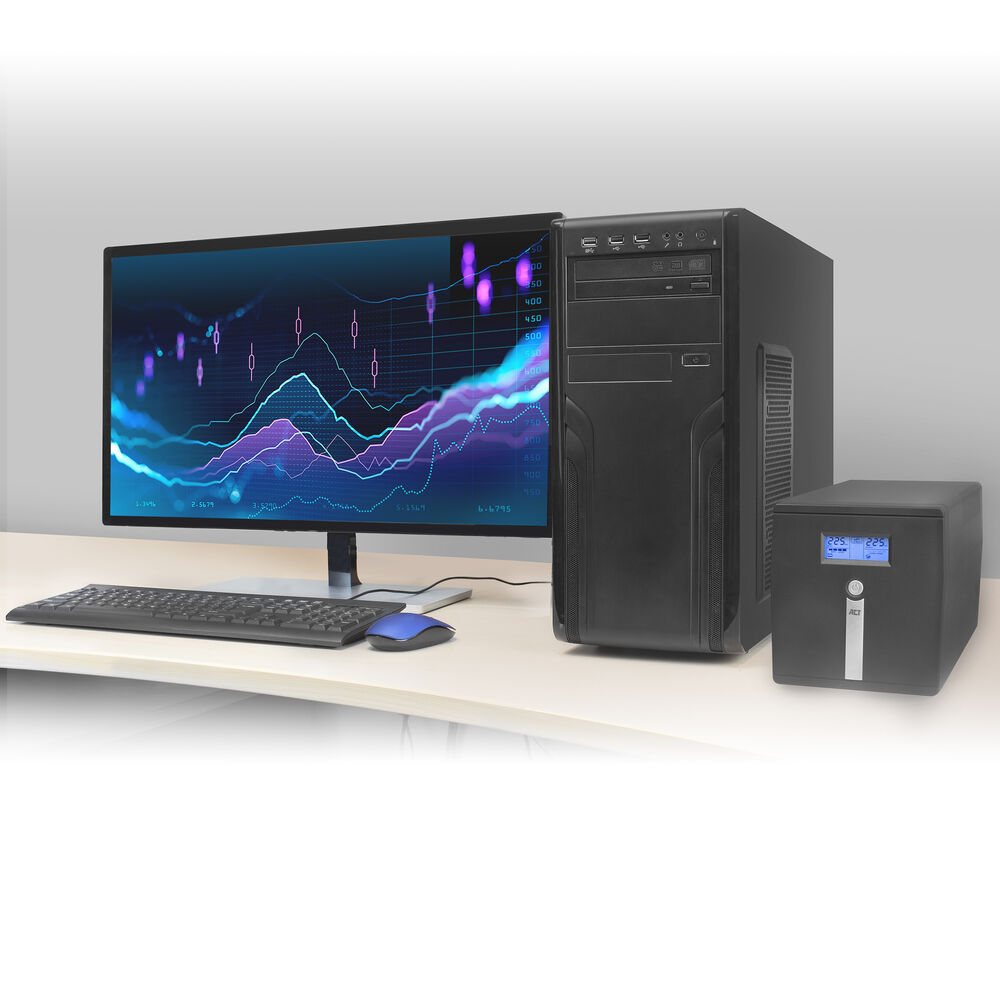 Ein Computer-Setup auf einem weißen Schreibtisch. Enthält einen Monitor mit einem Diagramm, eine Tastatur, eine Maus, einen Computer Tower und eine USV.