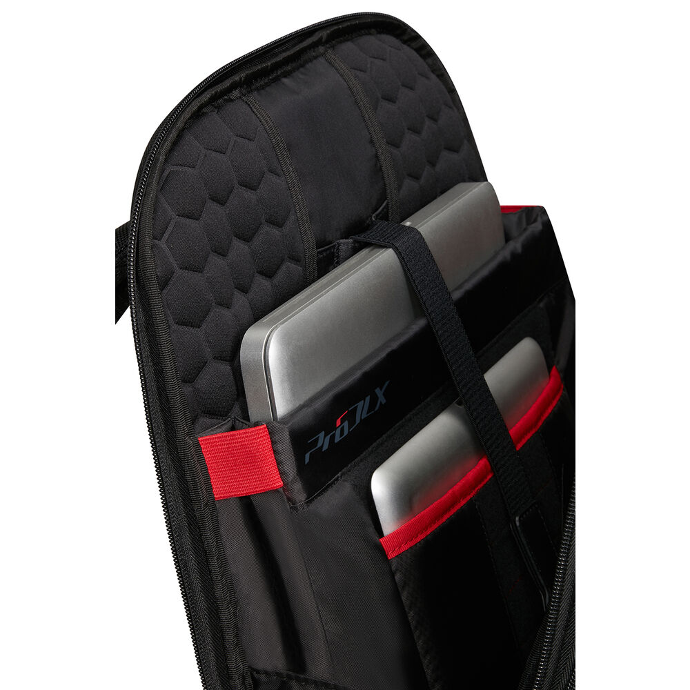 Borsa nera per laptop con due laptop all'interno. Accenti rossi su tasche e cinghie. Interno imbottito. Logo Pro JLX visibile.