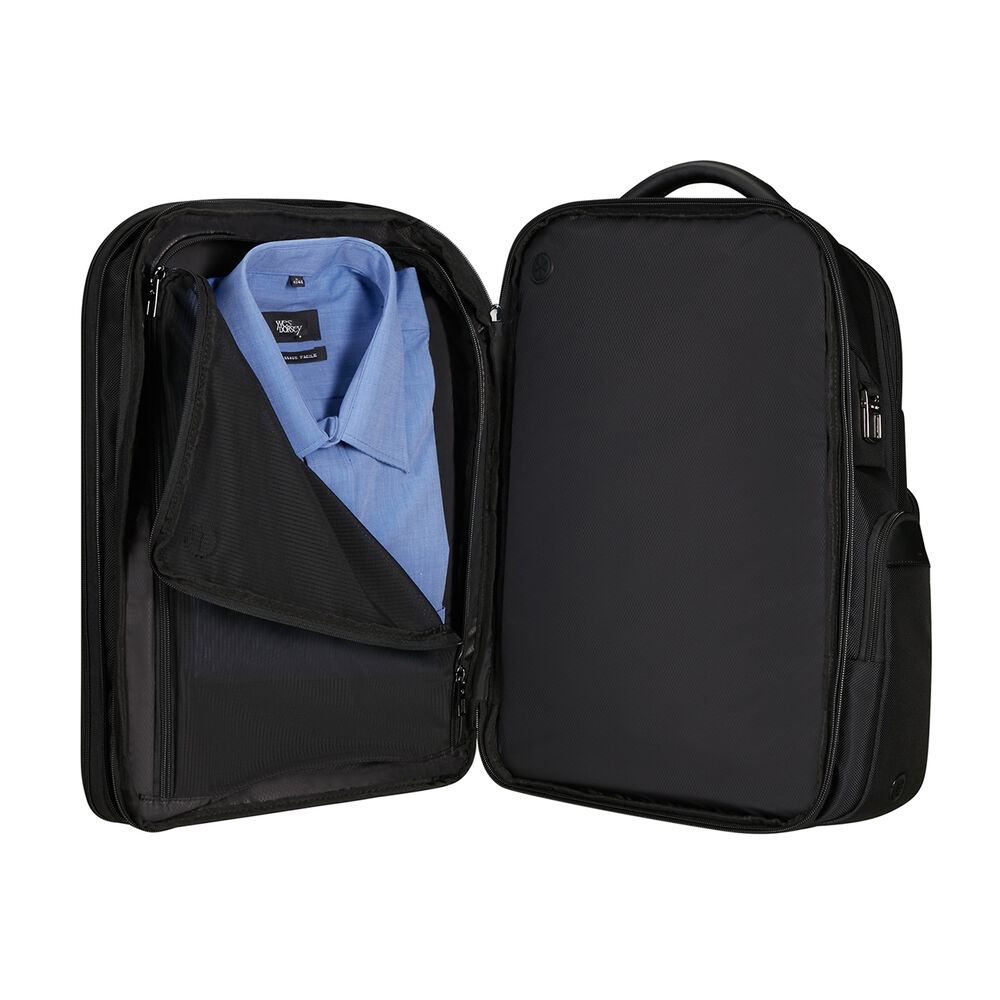 Zaino nero aperto con camicia blu all'interno. L'altro scomparto è vuoto. Sfondo bianco.