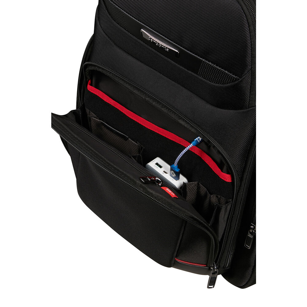 Zaino nero con dettagli rossi. All'interno di una tasca, un power bank bianco è collegato tramite un cavo blu e bianco.