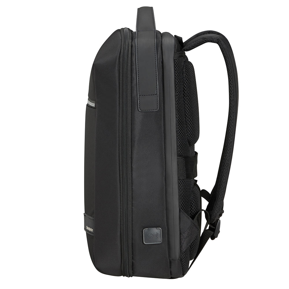 Ein schwarzer Rucksack mit Griff und Schultergurten. Er hat ein Mesh-Rückenteil und ein kleines Logo. Die Tasche befindet sich auf weißem Hintergrund.