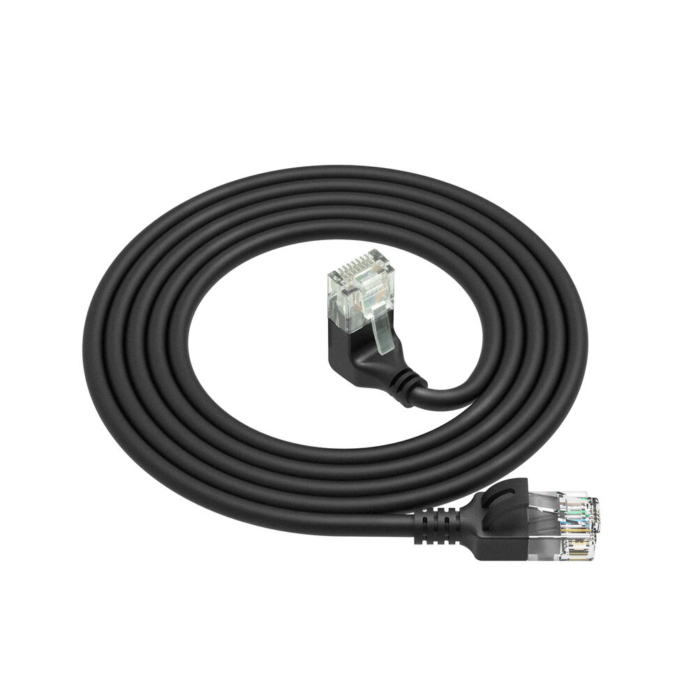 Un câble Ethernet noir enroulé avec des connecteurs transparents aux deux extrémités, sur fond blanc.