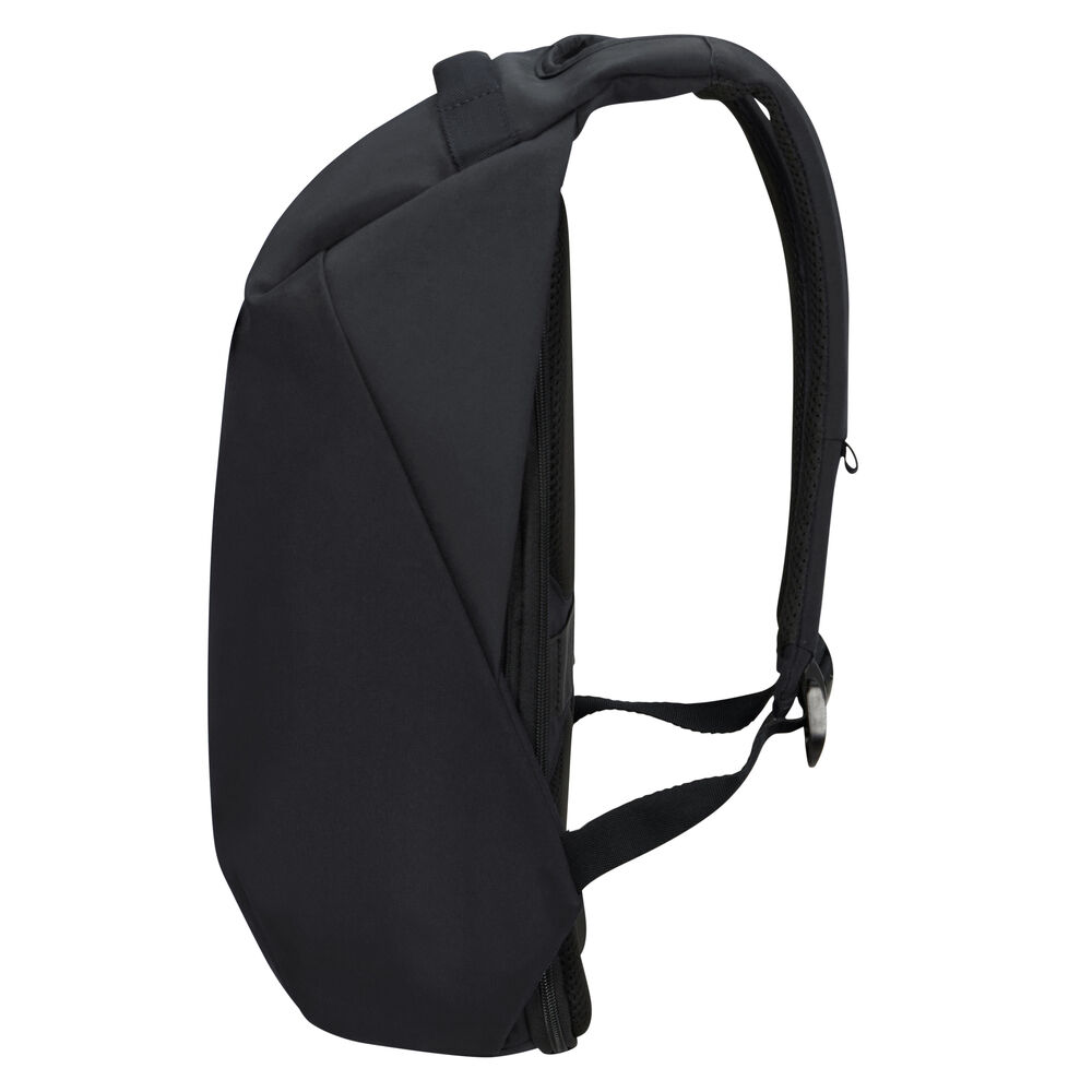 Ein schwarzer Rucksack mit gebogenem Riemen wird von der Seite gezeigt. Er hat einen Reißverschluss und verstellbare Träger.