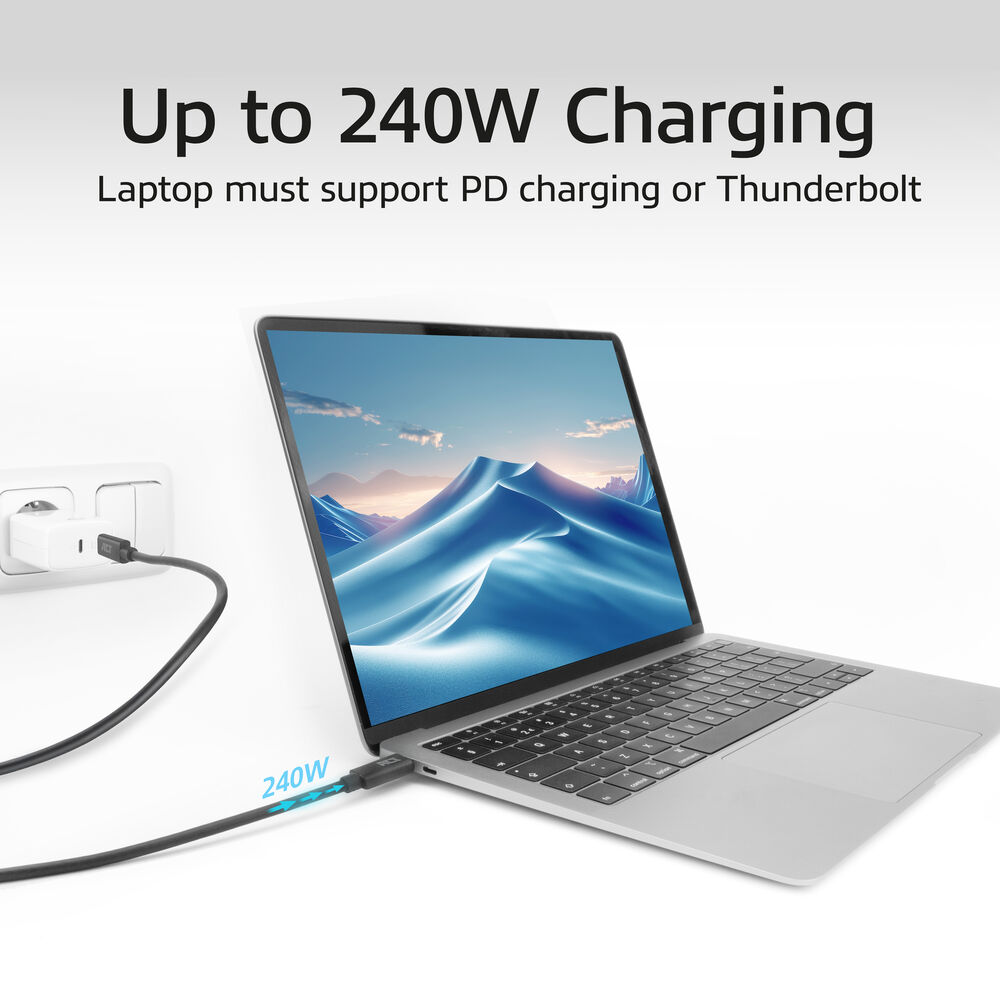 Een laptop met een kabel aangesloten op een stopcontact. Tekst luidt 'Up to 240W Charging'. Het scherm toont een berglandschap.