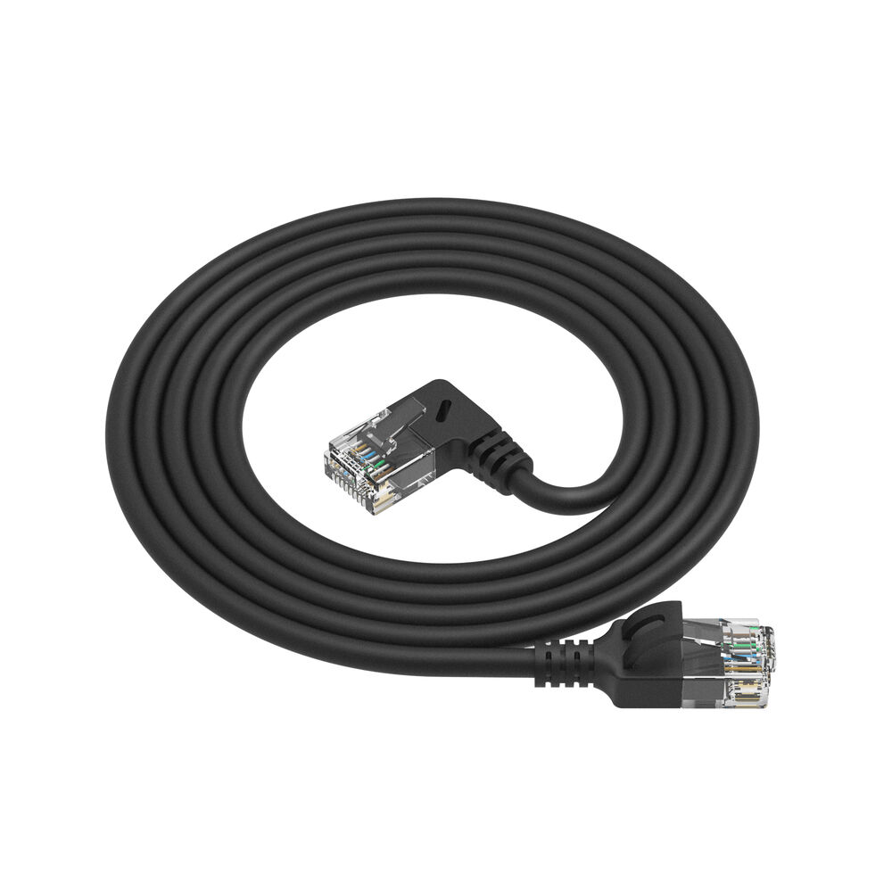 Un cavo Ethernet nero è arrotolato. Sono visibili due connettori RJ45. Uno è angolato. Lo sfondo è bianco.