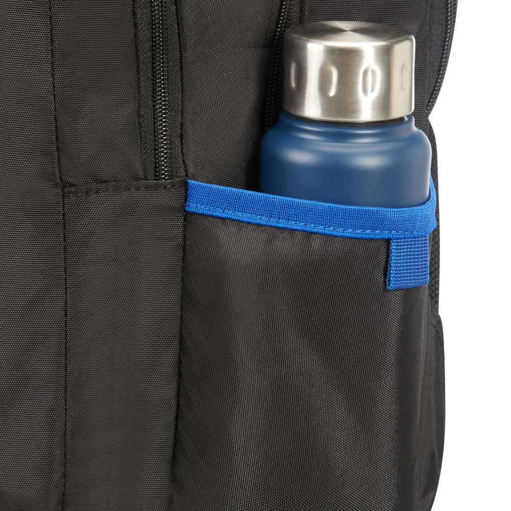 Nahaufnahme eines schwarzen Rucksacks mit einer blauen Wasserflasche in der Seitentasche. Die Tasche hat eine blaue Einfassung.