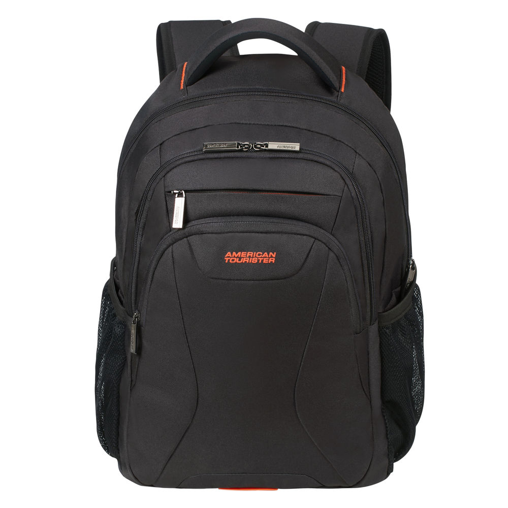 Ein schwarzer Rucksack mit mehreren Fächern. Die Marke 'American Tourister' ist sichtbar. Er hat Netztaschen und einen oberen Griff.