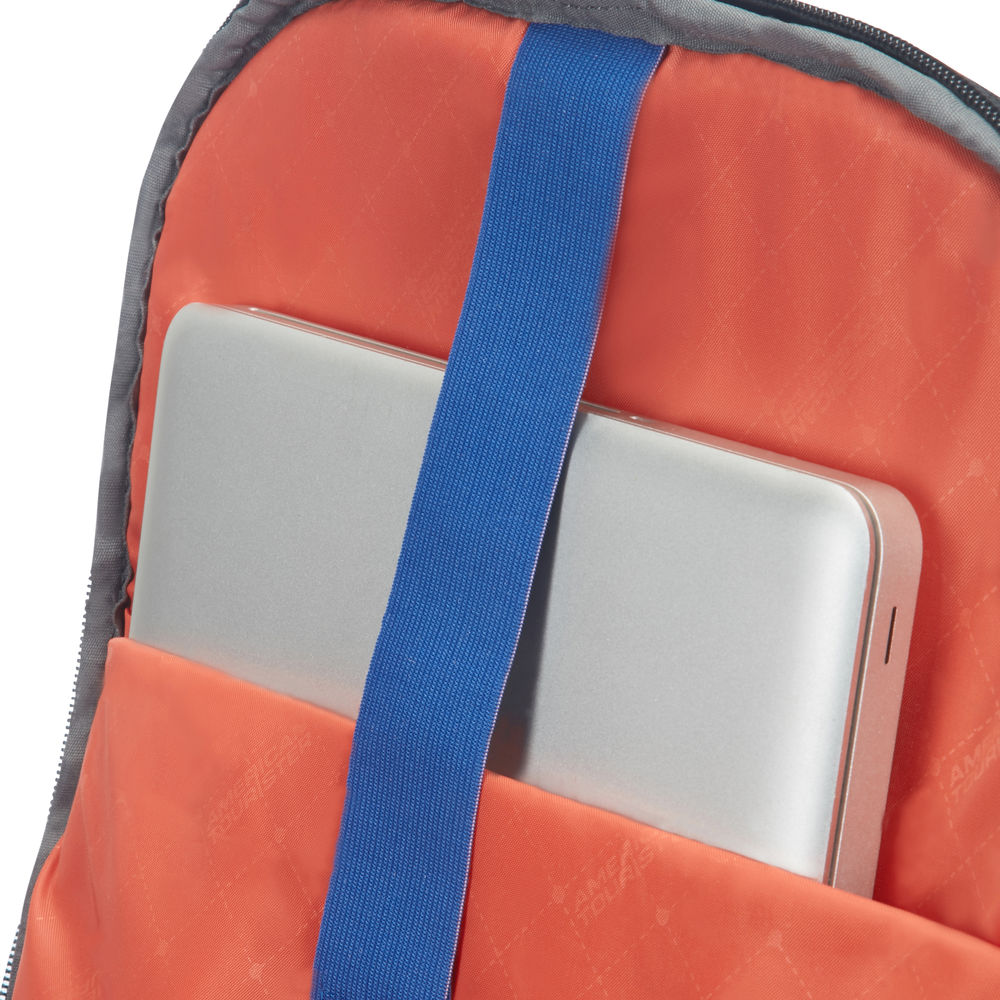 Ein Laptop in einer orangefarbenen Rucksacktasche. Ein blauer Riemen hält den Laptop fest. Der Rucksack ist grau, mit dem Markennamen.