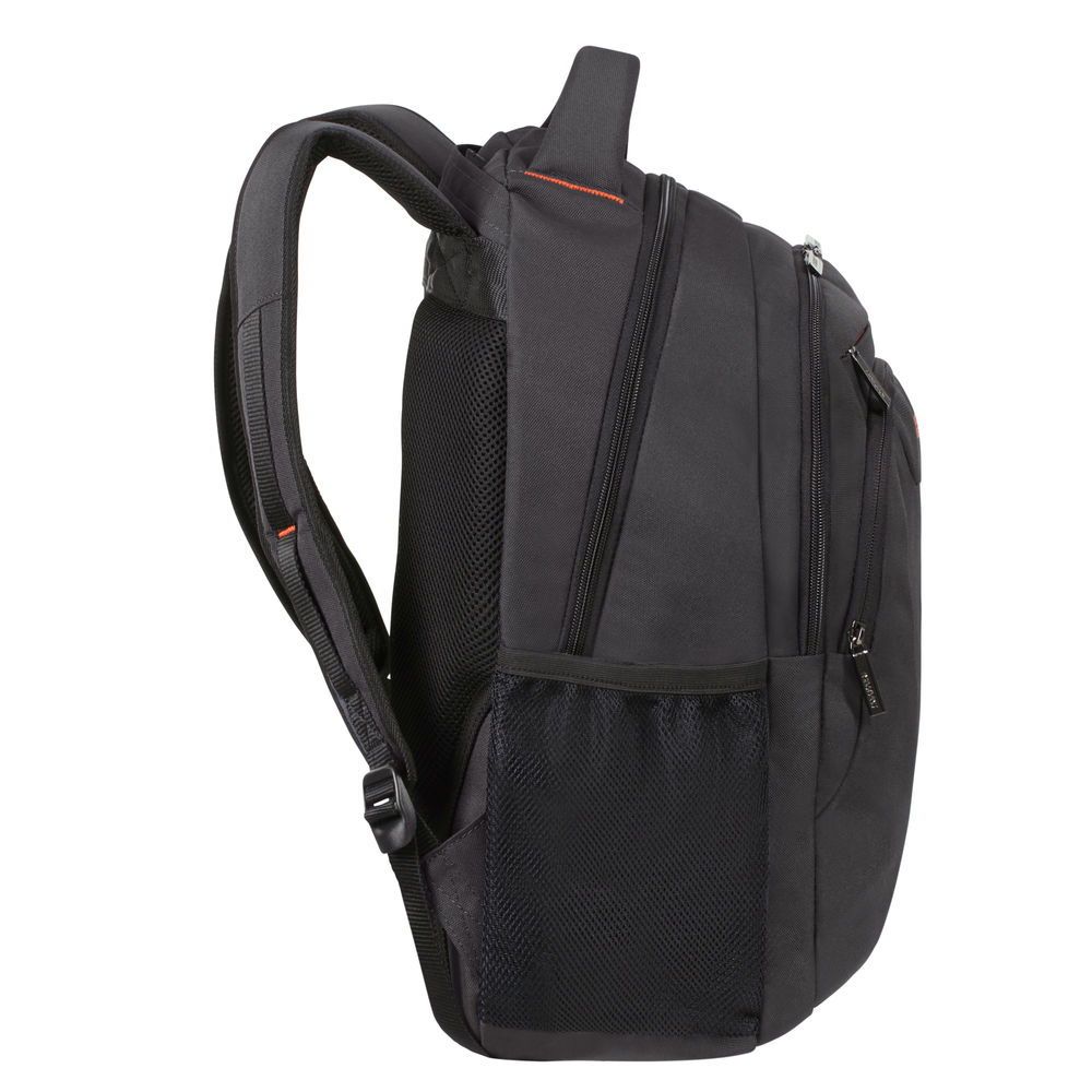 Schwarzer Rucksack mit mehreren Fächern und Reißverschlüssen. Hat eine Netztasche an der Seite und gepolsterte Gurte. Orangefarbene Akzente.