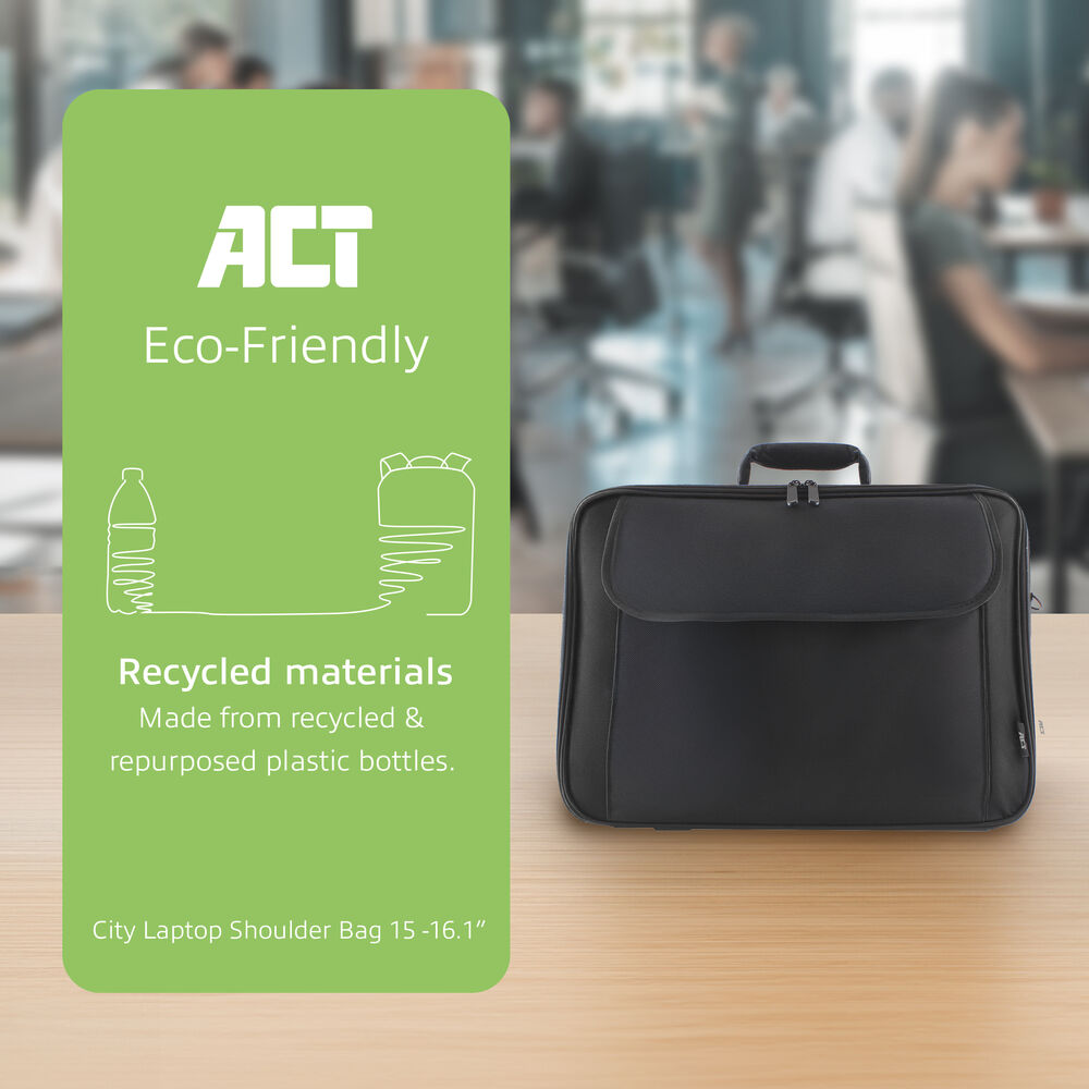 Eine schwarze Laptoptasche auf einem Holztisch. Ein grünes Schild besagt "Umweltfreundlich" aus recycelten Plastikflaschen. Im Hintergrund sind Büroangestellte zu sehen.