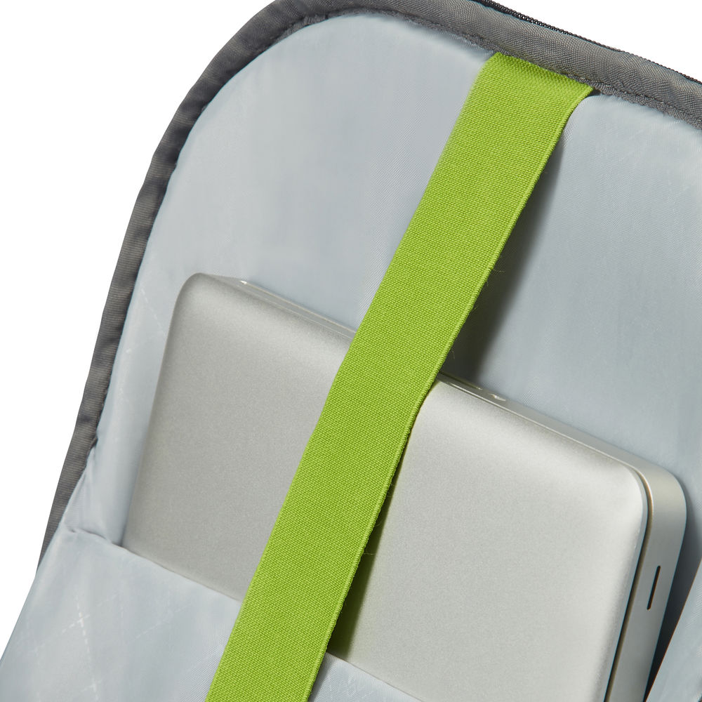 In einer grauen Tasche werden zwei silberne Geräte von einem grünen Gurt gehalten. Die Tasche hat ein hellgraues Innere.