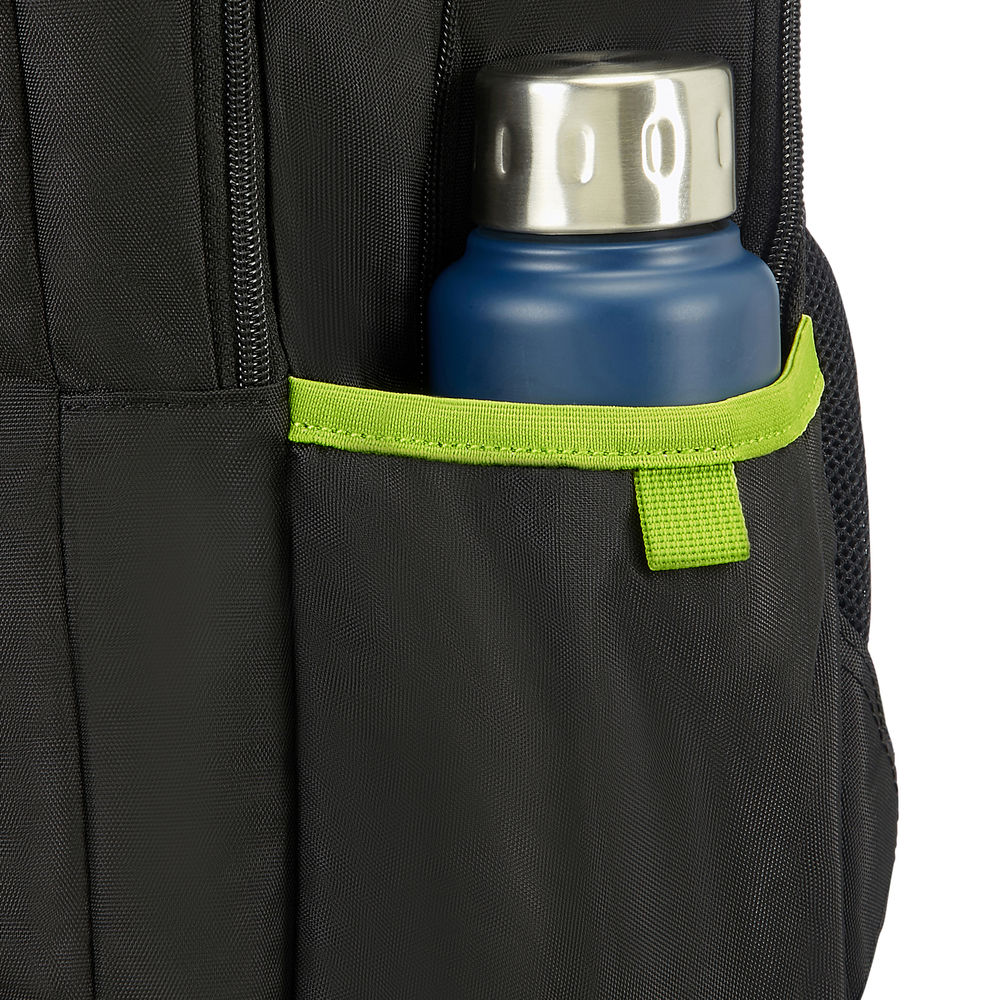 Eine blaue Wasserflasche mit silbernem Deckel befindet sich in einer schwarzen Rucksacktasche mit grüner Umrandung.