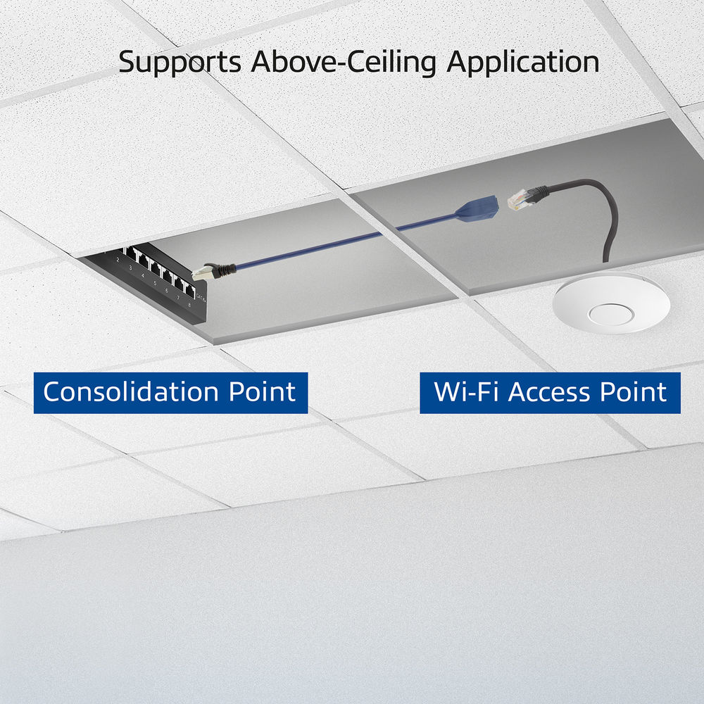 Un plafond avec une découpe révélant des câbles et un point de consolidation. Un point d'accès Wi-Fi est également visible.