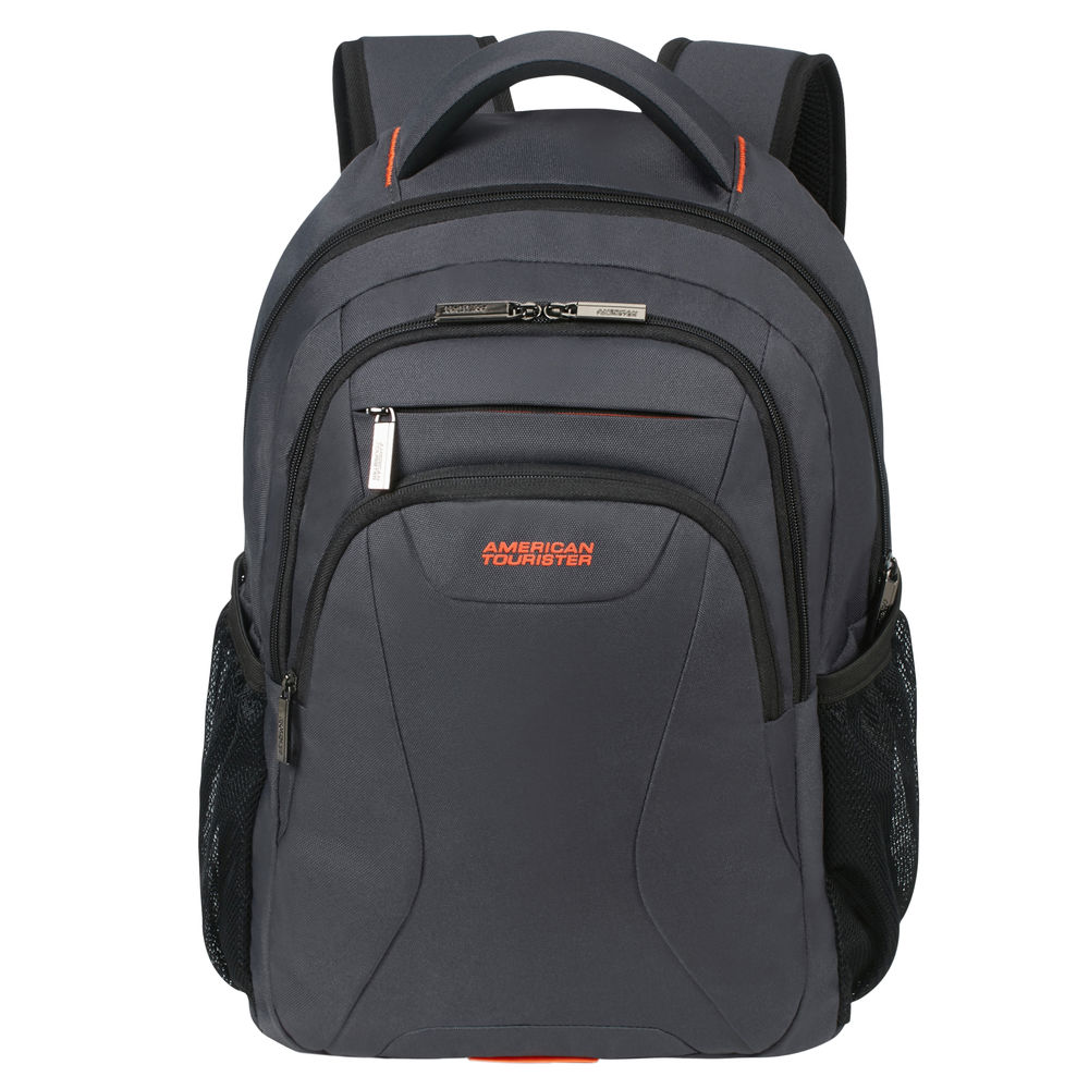Ein grauer American Tourister Rucksack mit schwarzen Akzenten, seitlichen Netztaschen und orangefarbenen Logo-Details.