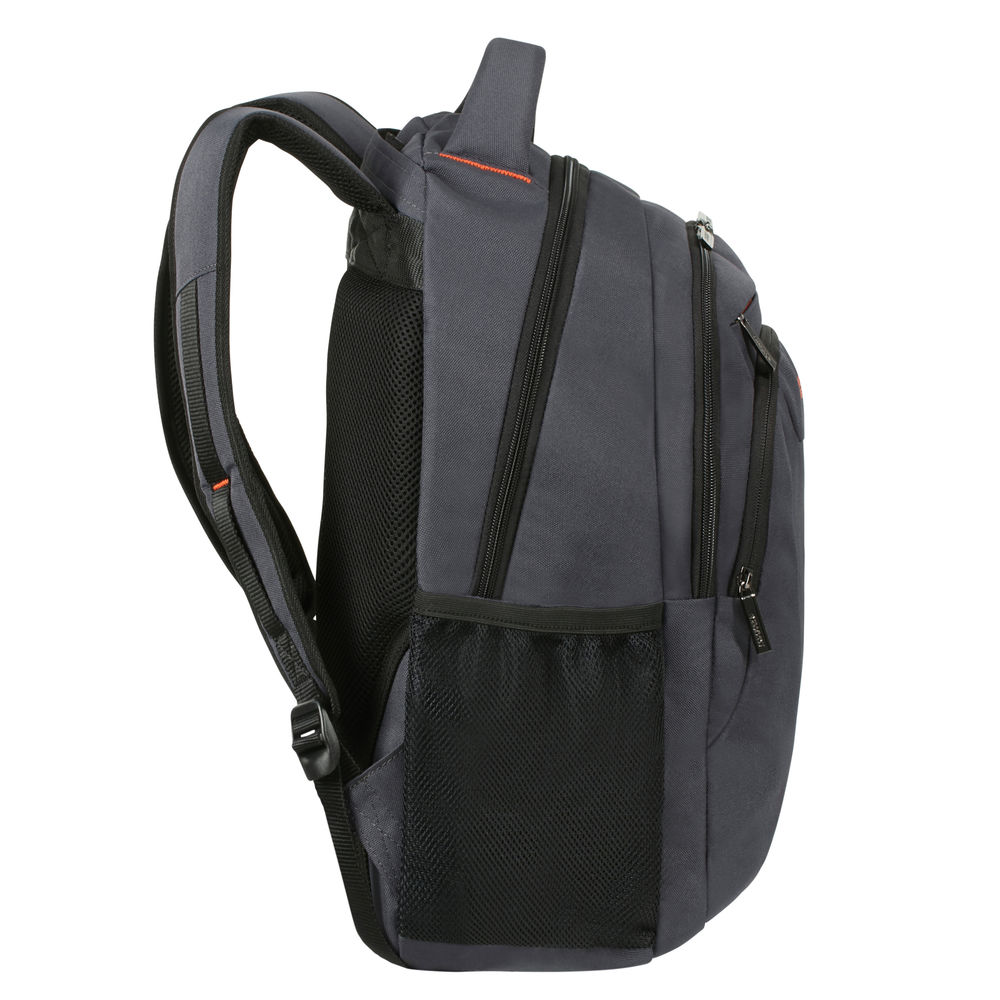 Ein grauer Rucksack mit schwarzen Details. Er hat mehrere Reißverschlussfächer, eine Seitentasche aus Netzstoff und gepolsterte Schultergurte.