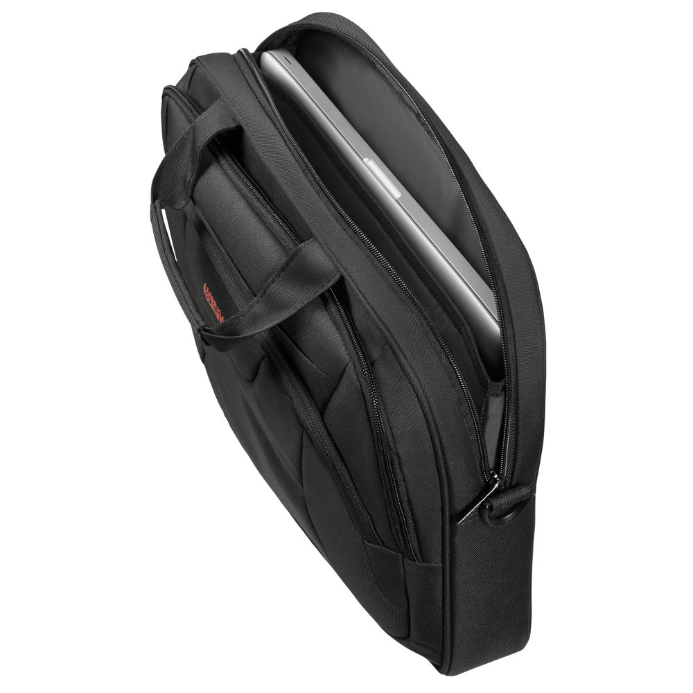 Una borsa nera per laptop aperta, rivela un laptop argentato. La borsa ha più scomparti e un manico.