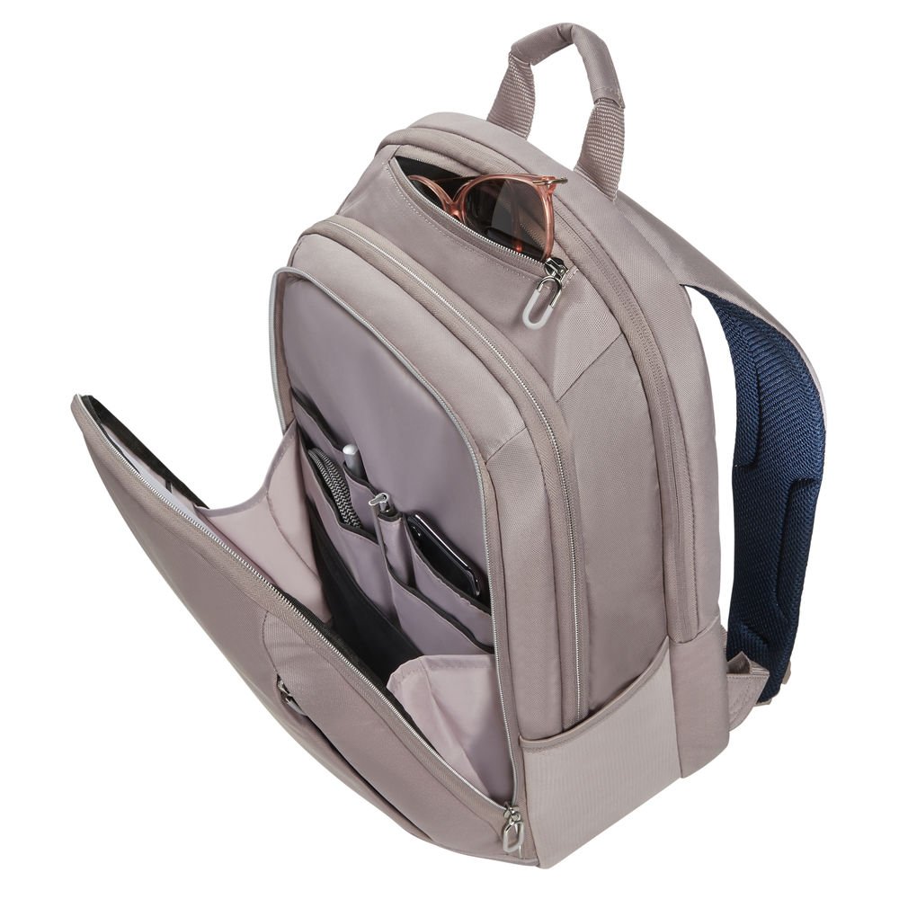 Uno zaino beige è aperto, rivelando più tasche. Gli occhiali da sole sono in una tasca. Lo spallaccio è blu.