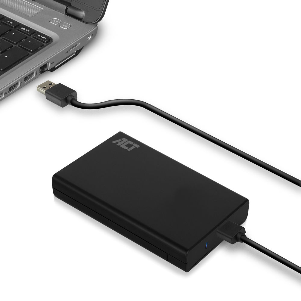 Eine schwarze externe Festplatte ist über ein USB-Kabel mit einem Laptop verbunden. Die Festplatte ist mit "ACT" beschriftet.