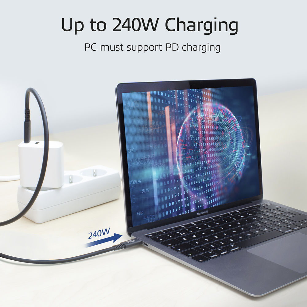 Ein Laptop ist an ein Netzteil angeschlossen. Der Bildschirm zeigt Daten. Ein 240W-Ladetext wird angezeigt.