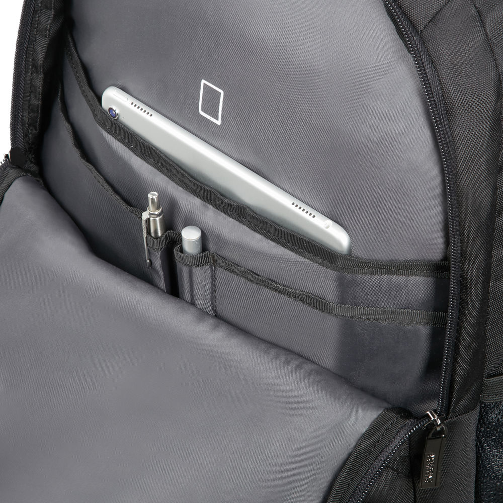 Innenraum eines offenen schwarzen Rucksacks mit Tablet, Stift und zylindrischem Objekt. Grauer Stoff, weißes quadratisches Logo und schwarze Zierleiste.