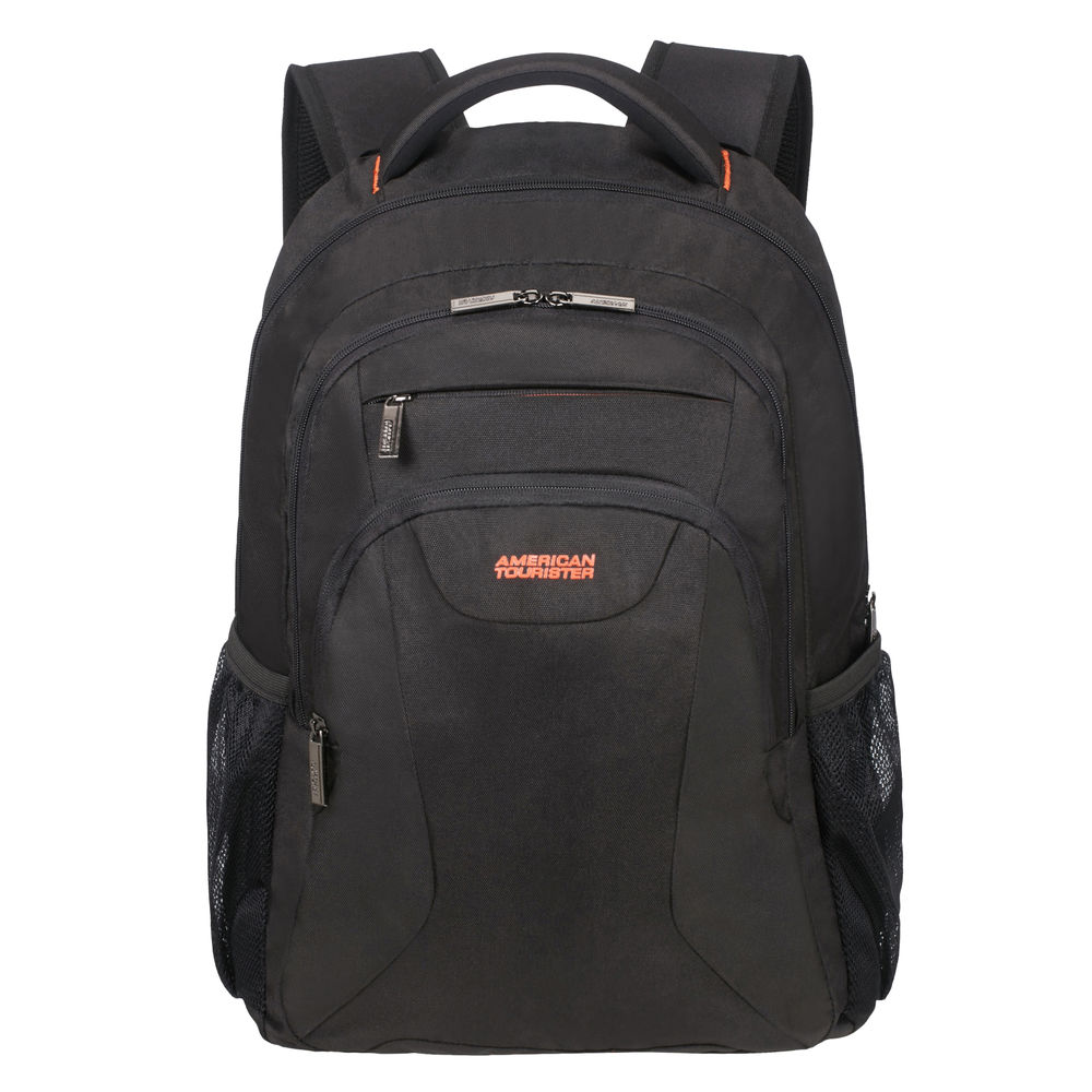 Ein schwarzer American Tourister Rucksack. Er hat mehrere Fächer, Netztaschen an den Seiten und einen Griff oben.