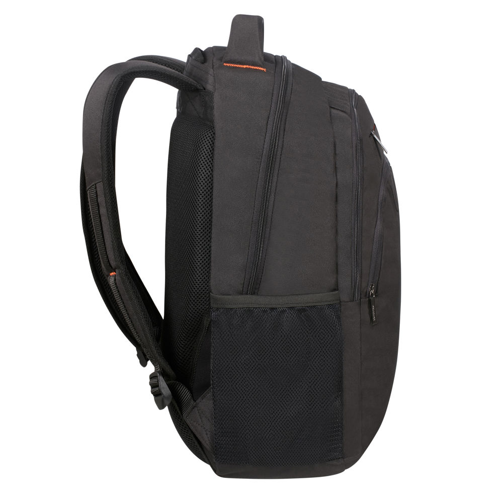 Ein schwarzer Rucksack mit mehreren Fächern, Reißverschlüssen und einer Netztasche. Die Träger sind gebogen und gepolstert.