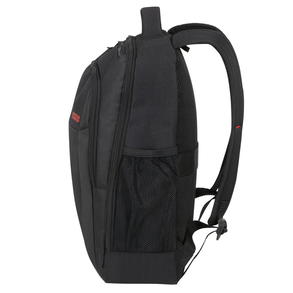 Schwarzer Rucksack von American Tourister. Er hat mehrere Fächer und Netztaschen. Die Träger sind gebogen.