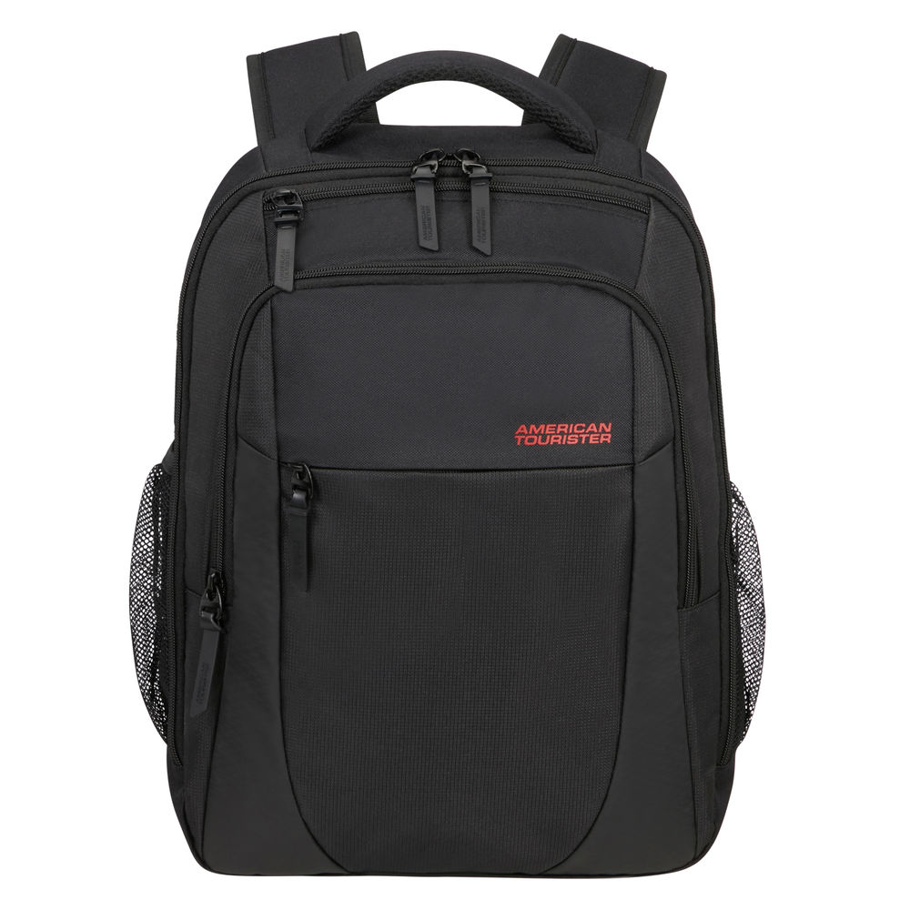 Ein schwarzer American Tourister Rucksack. Er hat mehrere Fächer, Netztaschen an den Seiten und einen oberen Griff. Das Logo ist rot.