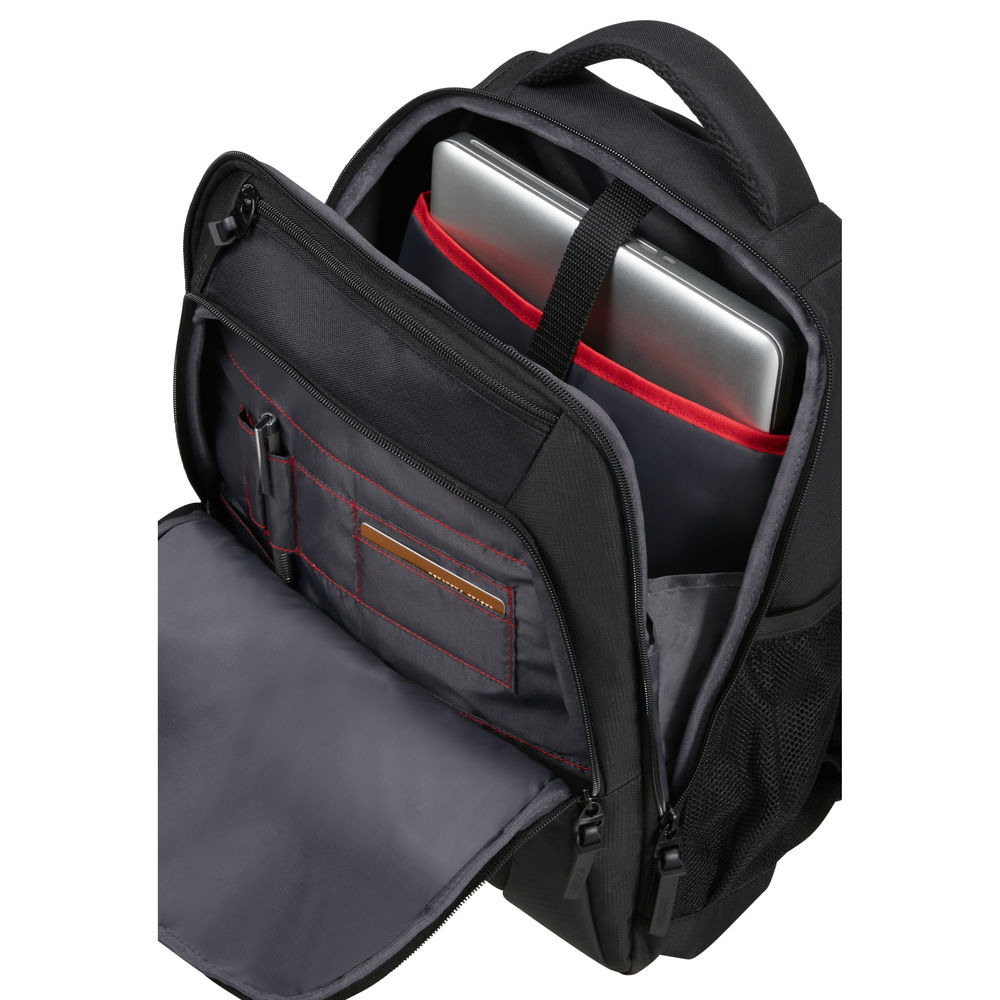 Offener schwarzer Rucksack mit Laptop, Stift und Karte sichtbar. Rote Nähte akzentuieren das Innere. Netz-Seitentasche vorhanden.