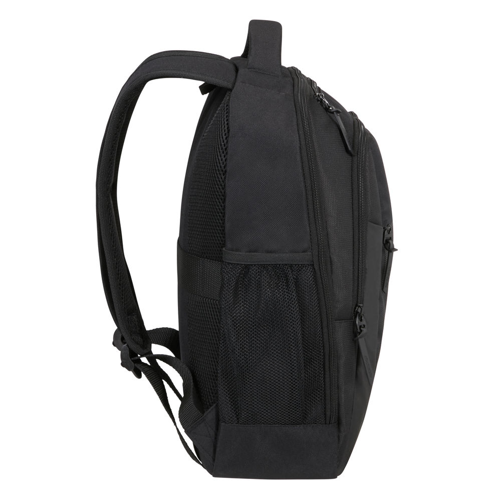 Ein schwarzer Rucksack mit mehreren Fächern und einer Seitentasche aus Mesh. Er hat gepolsterte Gurte und einen oberen Griff.
