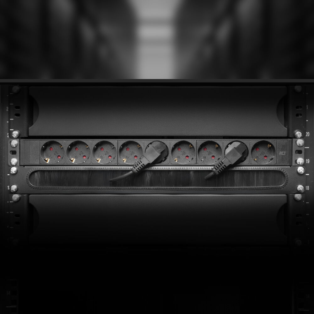 Rack server nero con prese di corrente e cavi collegati. Il rack è in un ambiente buio.