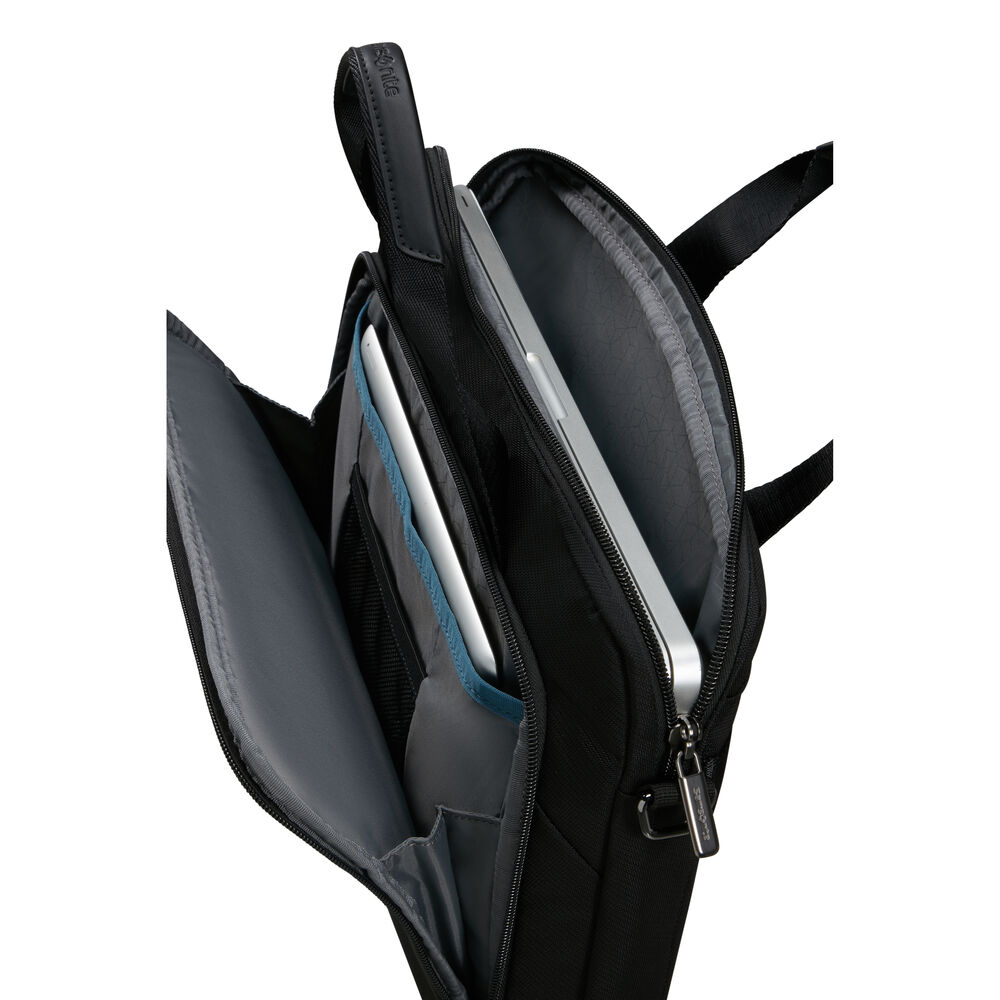 Schwarze Samsonite-Aktentasche geöffnet, mit Laptop und Tablet. Reißverschlüsse sind sichtbar, oben ein Griff.
