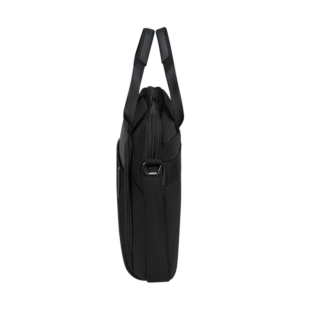 Eine schwarze Aktentasche mit Griffen, von der Seite betrachtet, isoliert auf weißem Hintergrund. Die Tasche hat einen Reißverschluss und einen Metall-D-Ring.