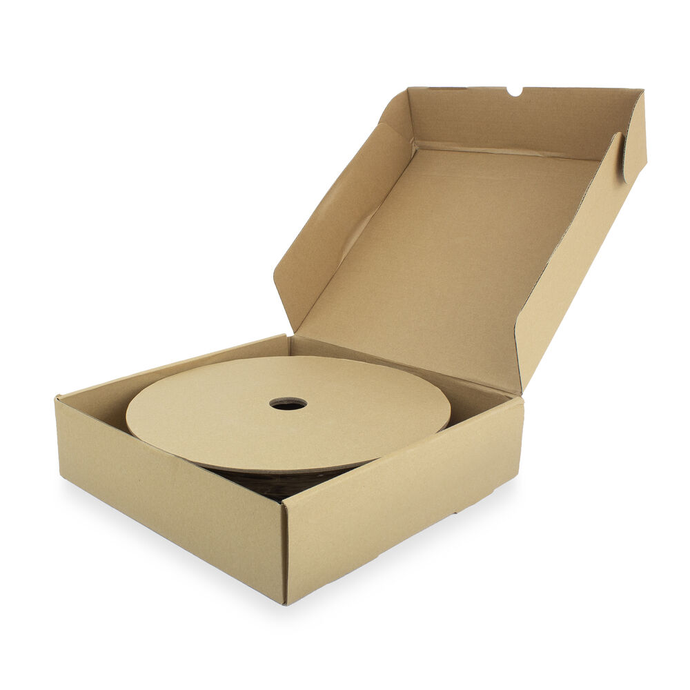 Eine runde Papprolle in einer offenen Pappschachtel. Die Schachtel und die Rolle sind beige auf weißem Hintergrund.