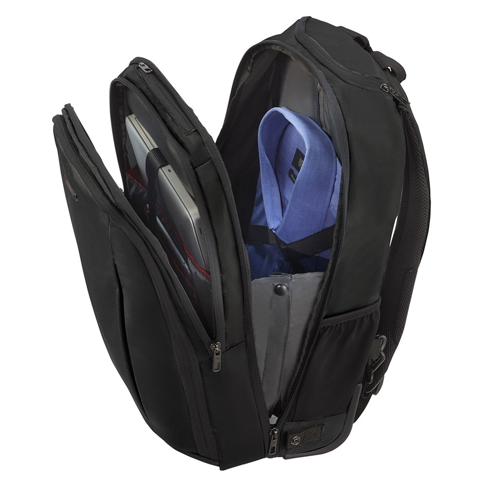 Offener schwarzer Rucksack mit Laptop, Tablet und blauem Hemd im Inneren. Reißverschlussfächer und Gurte sind sichtbar.