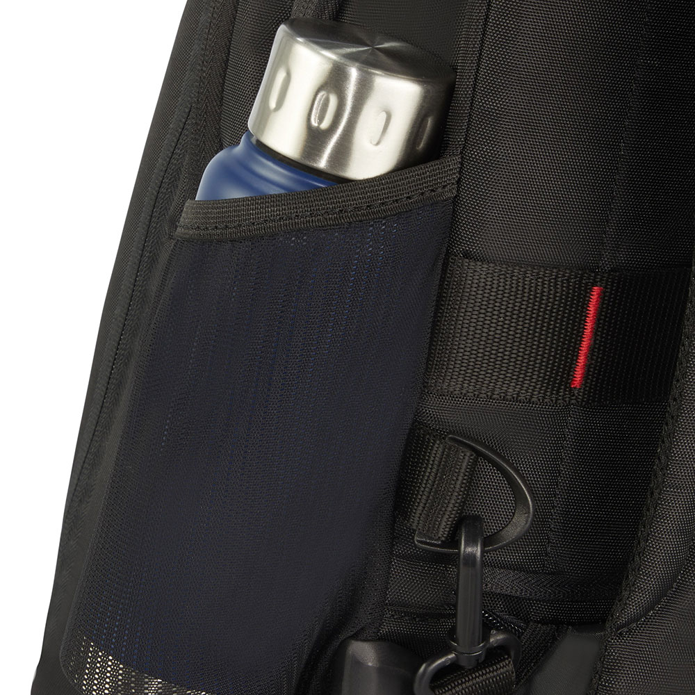 Nahaufnahme eines schwarzen Rucksacks mit einer Wasserflasche in der Seitentasche. Die Flasche ist blau mit silbernem Deckel.