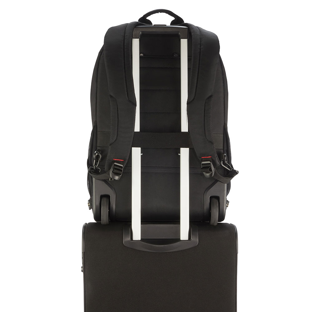 Schwarzer Rucksack auf einem schwarzen Koffer. Silberne Griffe sind ausgezogen. Weißer Hintergrund. Räder sind sichtbar.