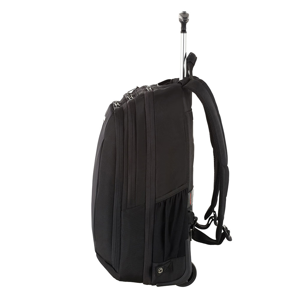Ein schwarzer Rollrucksack, Seitenansicht. Er hat einen ausziehbaren Griff, Schultergurte und Räder für einfachen Transport.