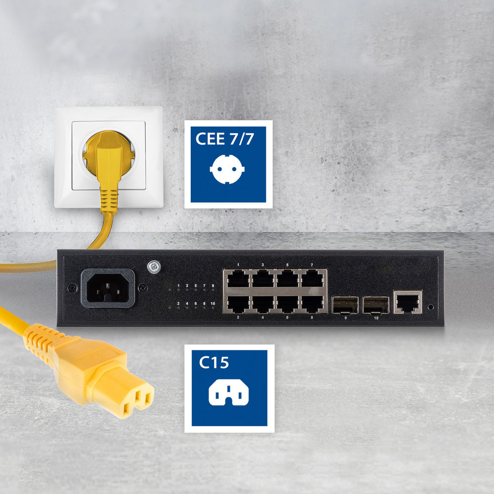Ein gelbes Netzkabel, das in eine Steckdose gesteckt ist und mit einem schwarzen Netzwerkgerät verbunden ist. CEE 7/7- und C15-Etiketten sind sichtbar.